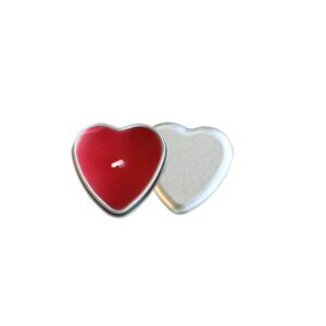 Bougie en forme de cœur dans sa boite en métal